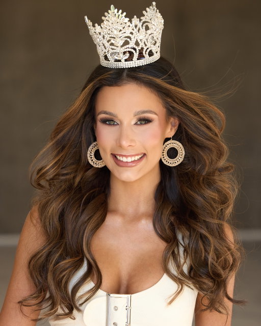 Happy #InternationalWomensDay 🩷 I feel incredibly honored everyday to represent this title and women across the nation. I hope to continue inspiring girls everywhere to dream big and never give up on achieving their goals ✨ I’m so thankful for the experiences and opportunities given to me all because I never gave up on the @misshighschoolamericaorg dream 🫶🏼

#misscollegiateamerica #mhsapageants #misscollegiateamerica2025