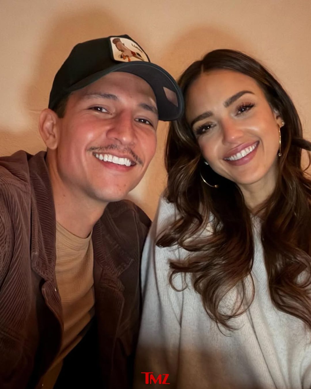 ❤️ Danny Ramirez is shutting down rumors linking Jessica Alba to Joe Burrow — posting sweet pics from their Mexico City trip to show they’re still going strong.

📷: instagram/dannyramirez