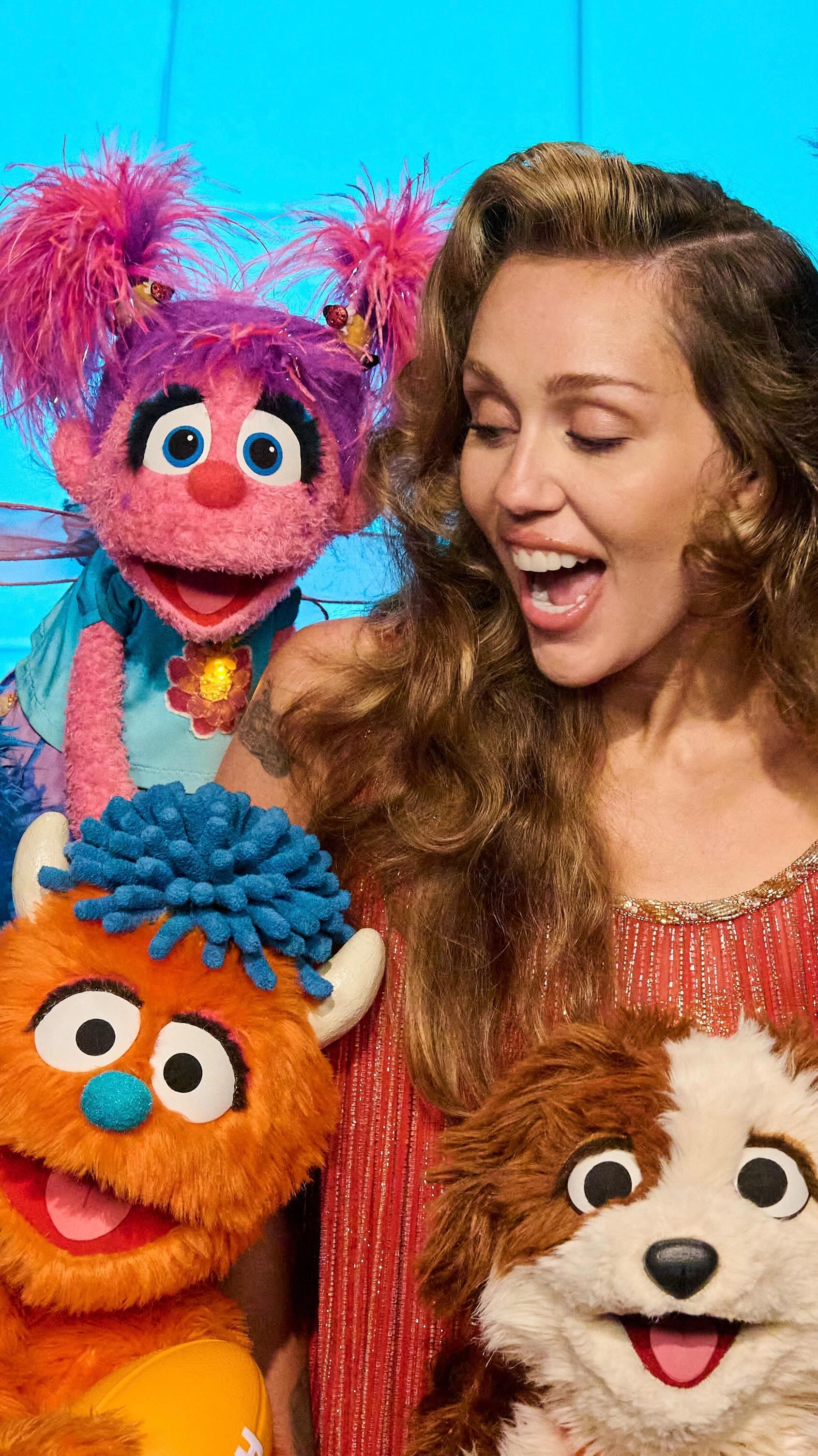 We loved imagining with you, @mileycyrus! Thanks for stopping by Sesame Street to sing and dance with us. We love you!

New episodes of Sesame Street are available now on @Netflix and @PBSKIDS.