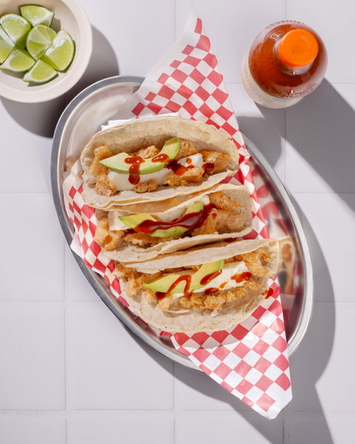 Tortilla caliente, aguacate, queso panela y chicharrón.
Limón… y mucha Salsa Valentina. 🌶️🔥

A veces los tacos más simples
son los que más se disfrutan.