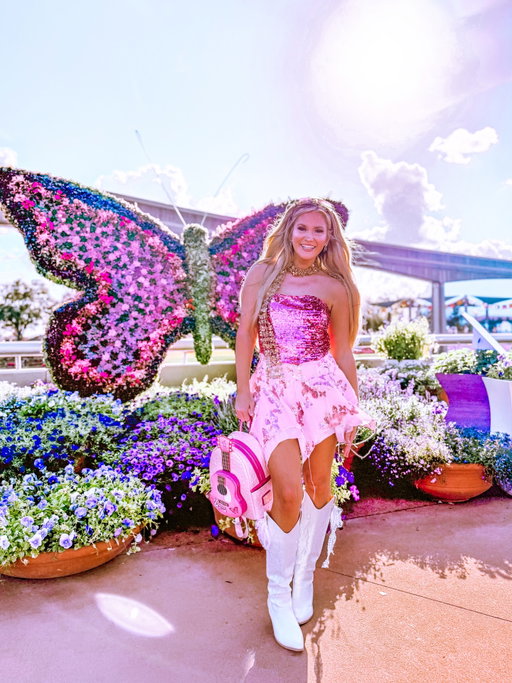 Big Hannah fan 🥹🦋💖

I’d been trying to figure out the perfect time to wear this outfit and remembered that it’s butterfly season !! My millennial heart is so happy right now ✨

Also inspo from Aurora of course as always!!

Bag from @loungefly 

#hannahmontana #disneybound