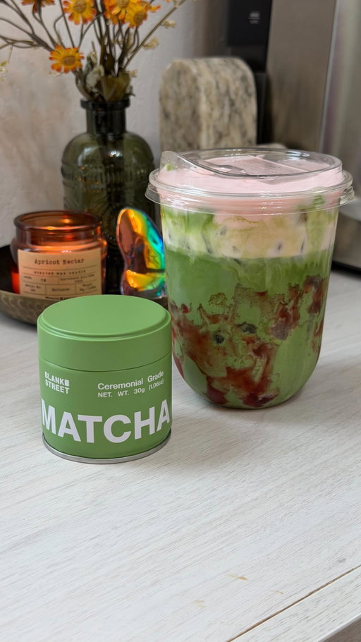 double berry matcha 🍓 another starbucks dupe you can make at home 

The recipe: 
• Strawberry Jam or Puree around the cup
• Ice + Milk if your choice 
• Matcha (I used 1 tsp of @blankstreet matcha with warm water) - I forgot to sweeten mine but some honey would’ve been good too
• Raspberry Cold Foam (3 Tbsp heavy cream, 1 tsp powdered sugar + 1/2 Tbsp raspberry syrup) 

#matchalove #strawberrymatcha #raspberry #coffeecorner #matchaathome