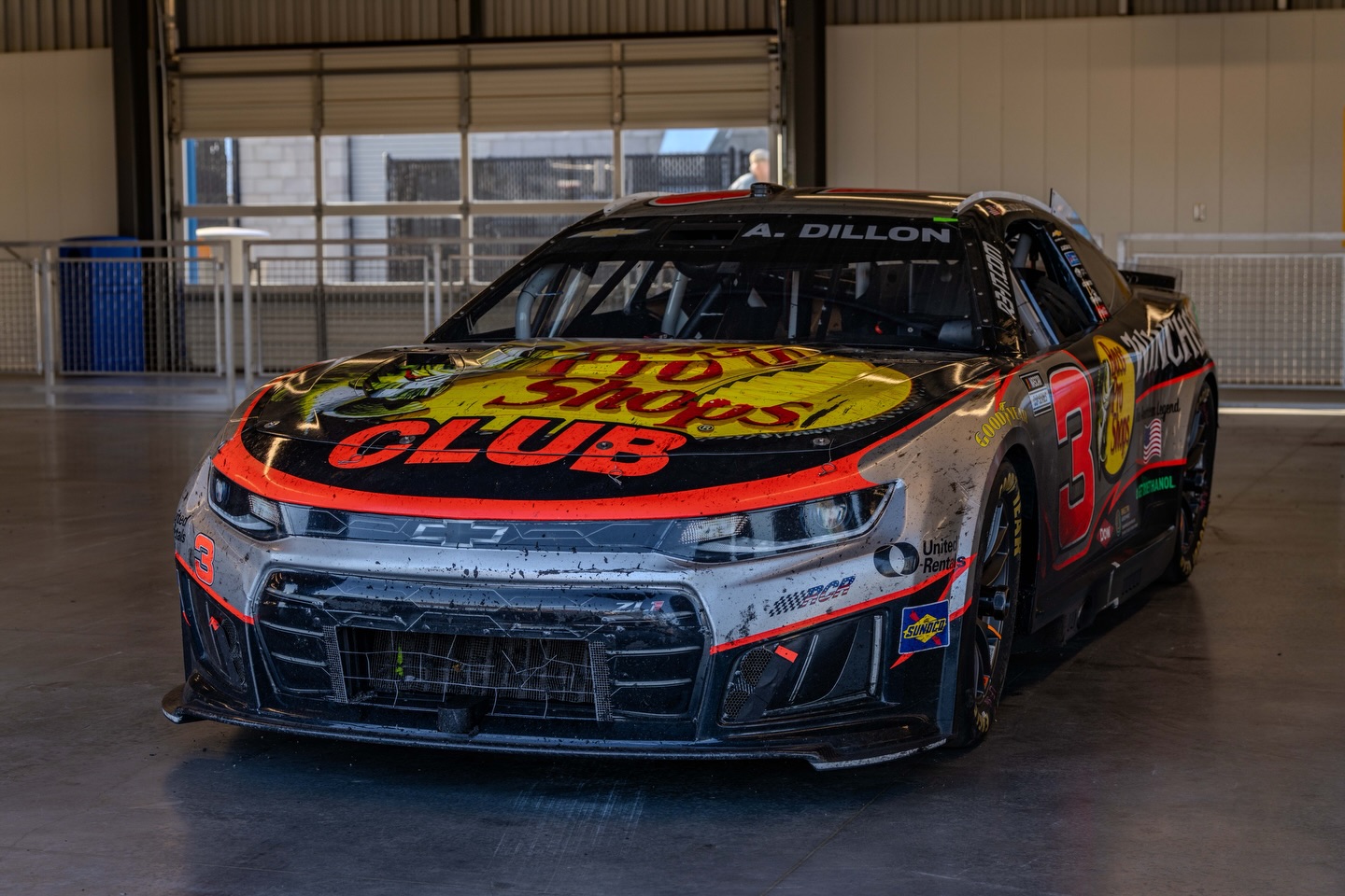 Phoenix ➡️ Las Vegas

Grinding in the @phoenixraceway garage. Cars and haulers getting ready to roll to Vegas.
