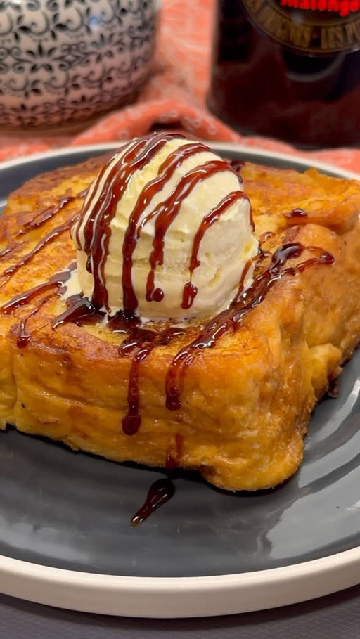 Torrijas de naranja y chocolate!😋
Brioche bien empapado en leche aromatizada con naranja y dorado en mantequilla al estilo French toast. Queda tierna, poco grasienta, muy jugosa y con ese toque cítrico que combina perfecto con el chocolate blanco. La rematas con helado de vainilla y sirope de caramelo… Guárdatela, porque en Semana Santa las torrijas se disfrutan sin remordimientos.
•
INGREDIENTES:
Pan brioche
500 ml. leche
500 ml. nata montar (35% grasa)
Cáscara de naranja
150 grs. chocolate blanco
Mantequilla
Helado vainilla
Sirope caramelo
•
Primero pon la leche y la nata en una cazuela junto con la cáscara de una naranja, cuando empiece a humear, sin que llegue a hervir, añade el chocolate blanco picado, remueve hasta que se deshaga y deja infusionar tapado 30 mins. Corta el brioche en rebanadas gorditas (5 cms. grosor) e impregna con la leche aromatizada hasta que empapen bien, coloca sobre una rejilla para que escurran.
•
Pon un poquito de mantequilla en una sartén y sella la torrija a fuego medio/alto hasta que coja un bonito color dorado. Sírvela con una bola de helado de vainilla y un poquito de caramelo líquido… Ouu yeahhh!!