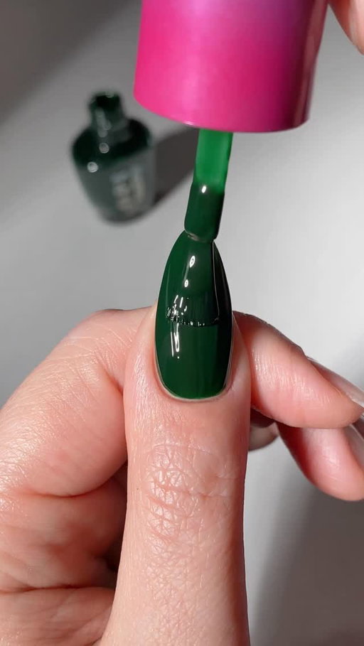 A bold mani in minutes? Fir sure! 🌳 This deep green crème goes from wet to set in just 60 secs.

Shade: Fir Surely Fast