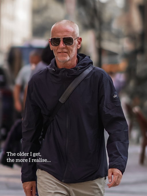 The older I get, the clearer it becomes…🤓

Longevity isn’t about luck.
It’s built daily.

How you move.
How you think.
What you allow into your mind.

Small habits.
Done consistently.

Health really is the greatest wealth 🫡

#darrenkbranch #mindset 

Cover pic by @helengr33n