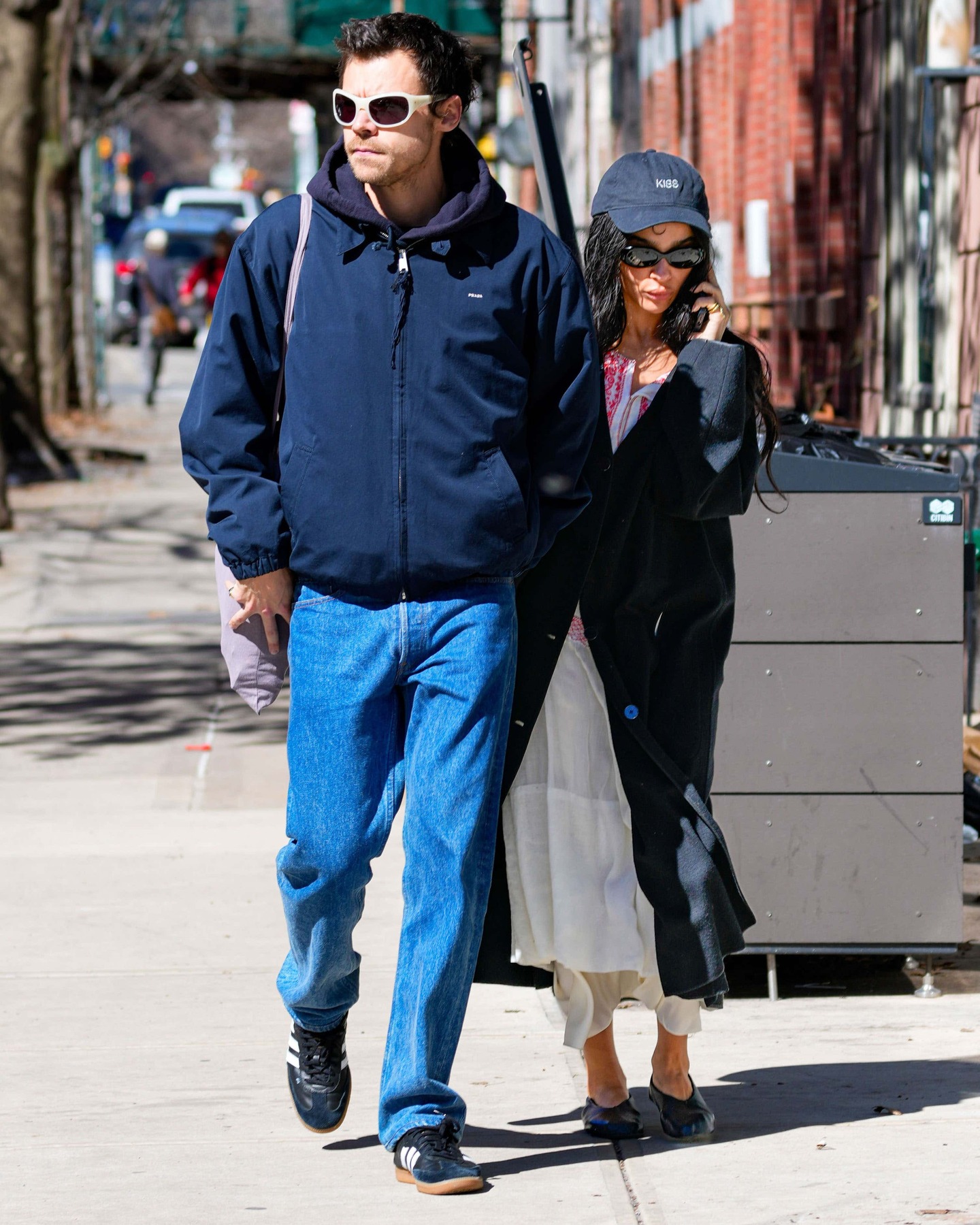 Harry Styles and Zoë Kravitz are enjoying the beautiful weather in NYC today ☀️