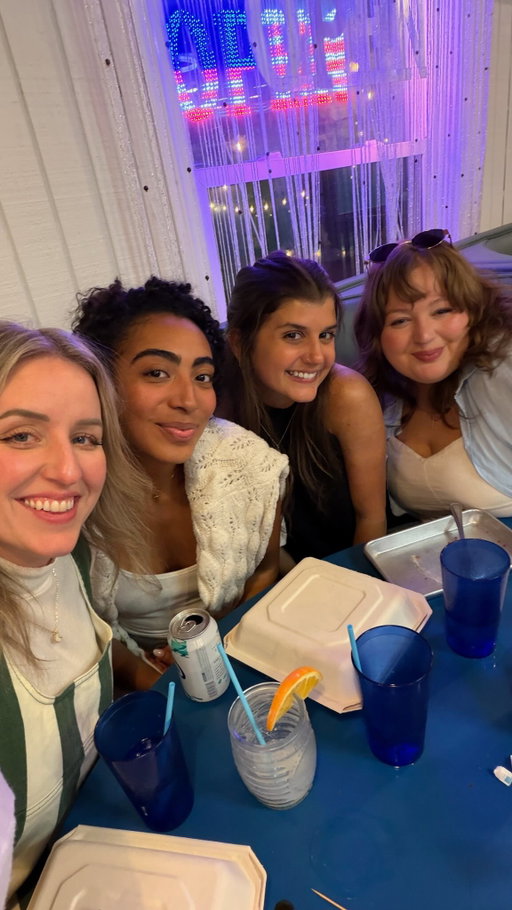 Building brands is easier when you love the team you’re building with. 💖💻⚡️
.
.
.
#digitalmarketing #socialmediamanagers #femalefounder #contentcreatorsclub #socialmediatips