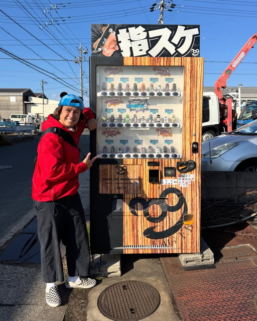 Would you buy a board from the fingerboard vending machine? 👀

New video out now from our time at the @uag_f.b fingerboard factory! Link in bio 💪

Arigato @uag.yusuke and @crunky.fb for having us! 

#japan
#fingerboard
#vendingmachine