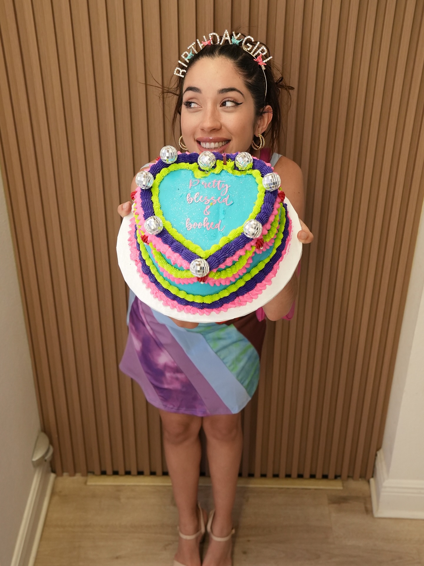 Le doy gracias a Dios por otro año más de vida 🎉 si es mi cumpleeeeeaños 💖

Pero más que los años, celebró todo lo que he aprendido, lo que he superado, lo que me hizo más fuerte, más humana y sobre todo celebro lo que Dios ha hecho en mi vida ✨

Gracias Dios por el regalo más grande MI FAMILIA, por mis hijos, por cada bendición y por cada lección  que ha formado la persona que soy hoy ❤️

Recibo este con gratitud y grandes sueños como siempre de la mano del señor ✨🙏🏻

HAPPY BIRTHDAY TO ME 🎉