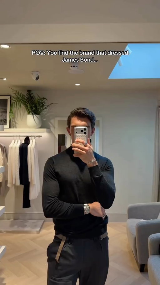 I’m one cashmere jumper away from becoming @007 himself 🔫 🤝 

#jamesbond @npealcashmere #style