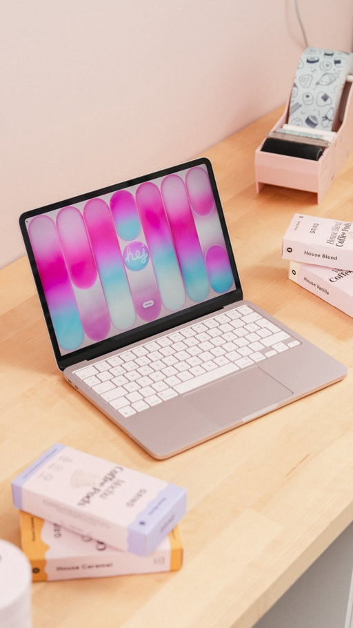 MacBook Neo is blushing 🤭🌸

Very exciting to see Apple bring this out, I’m currently testing it fully for the review video which will drop soon :) 

What do you think? 

#macbookneo #macbook #apple #unboxing