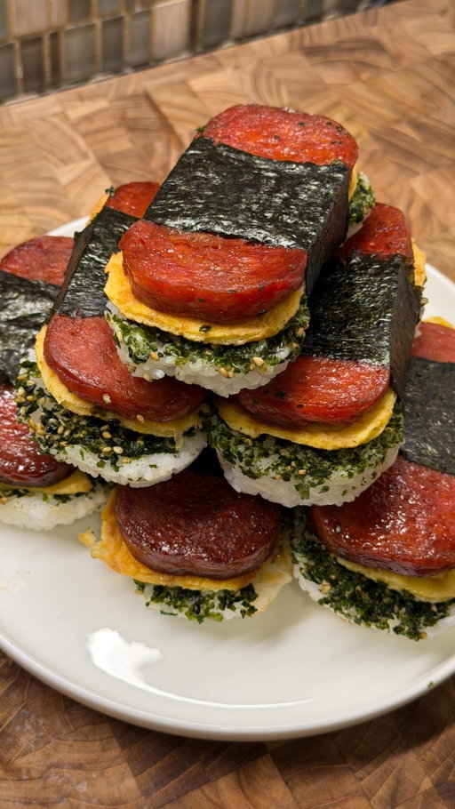 spam musubi is the best snack 

recipe link: https://erinscozykitchen.com/recipe/spam-musubi/

the full recipe is also on my website 🔗 linked in bio! 

#spam #musubi