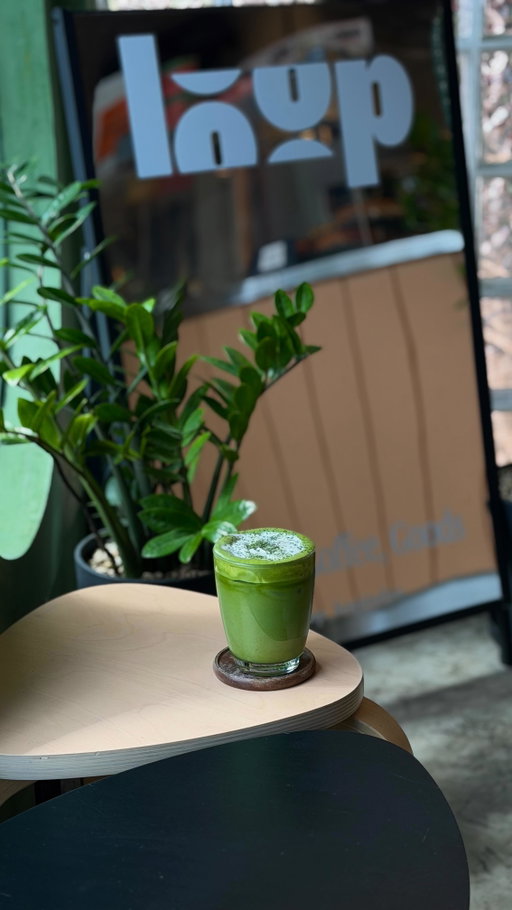 Lunch break well spent at @loop_kapitolyo! I tried their Sea Salt Matcha topped with salty cream made with Asian tibuok, an artisanal Filipino sea salt from Bohol known for its rich, slightly smoky flavor and aka “dinosaur egg”. The salty foam on top of the earthy matcha is such a good mix!

This is definitely filed under cafe’s I’d go back to. 💚

🍵
#matchadiariesbyjash #minivlogsbyjash #cafevlog #workfriendlycafe #manilacoffeeshops
