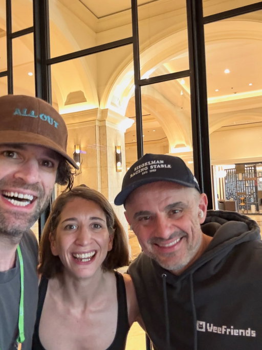 #twinpower with @hopeymo + @candyusa and @vaynerspeakers had @garyvee down in Orlando to close out the 2026 NCA State of the Industry Conference with 🔥 (and copious 🍭🍫🍬)! What a TREAT @hopeymo 🥰👫!