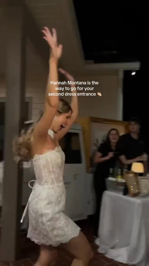A dress change truly is the ‘best of both worlds’ 💿

Credit: elouise8080 on TikTok

#hannahmontana #weddingmoment #weddingdresschange #2000scomeback