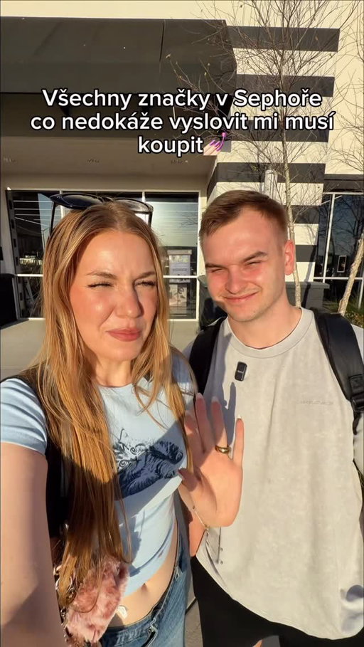 Všechno co nedokáže vyslovit v @sephoraczechrepublic mi musí koupiit🤭💗 co za značky mu mám dát zkusit vyslovit příště?🤣(ps jsme v americe takže značek je to opravdu hodně🇺🇸🤣🤣) @kosas @yves_saint_laurent.cosmetics @gisou @saiebeauty