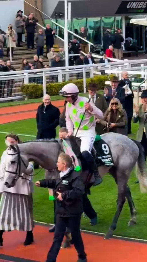 A second Champion Hurdle victory for Paul Townend as Lossiemouth strode home. Here’s the moment @townend_p was applauded in… 👏🐎

18+ | Be Gamble Aware