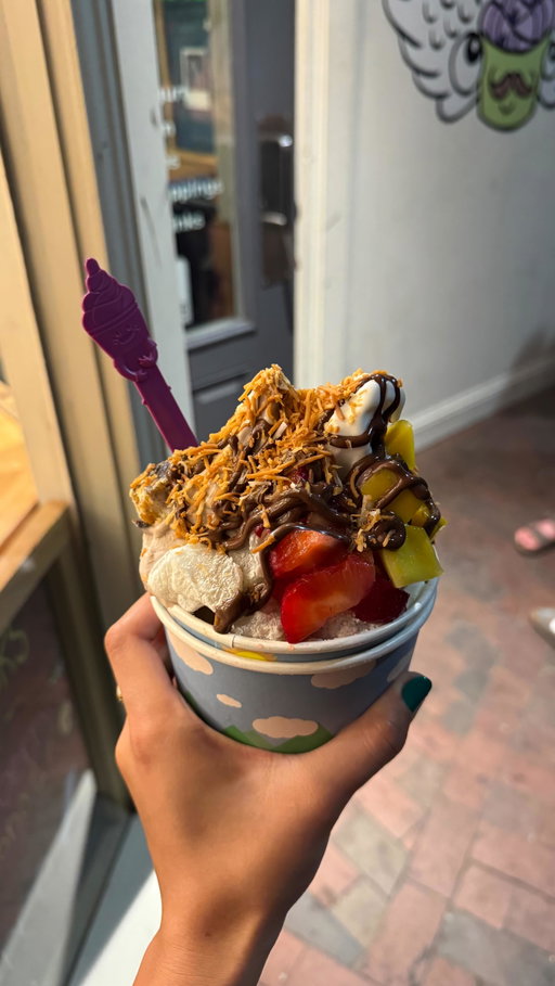 😩 reporting some important info:

this is news to me but BerryLine now maxes at 4 toppings LOL. super valid of them because they really do fill the toppings to the brim and it takes time doing all of that, so it sort of helps with the line

was very excited to try the Ube Banana, but I still prefer original tart, ALWAYS. I’d say the ube banana is a good mix of both flavors, but I personally prefer those flavors with a creamier and thicker texture

anyways happy 70 degrees weather Boston <33

follow @viviandfoodie for more sweet treats around Boston!

#boston #dessert #foodies #icecream #massachusetts