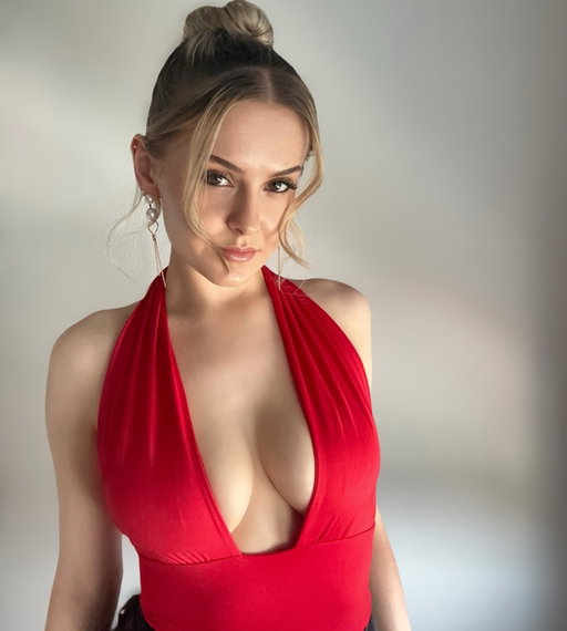 A moment of confidence.❤️

#confidence #redvibes #unapologeticallyme #glowup #foryou