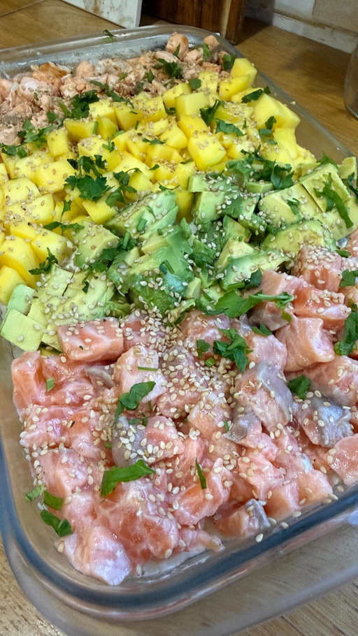 Travessa tipo sushi 🍣 Guarda já e diz-me se vais experimentar! 

Ingredientes
1 chávena de arroz carolino
2 chávenas de água
1 colher de chá de sal
3 postas de salmão fresco previamente congelado
1 manga madura
1 abacate
Sumo de 1 lima
Queijo creme tipo Philadelphia light (~4 c sopa)
Sementes de sésamo q.b.
Ervas aromáticas frescas a gosto (salsa ou cebolinho)

Preparação

Coloca o arroz, a água e o sal num tacho e deixa cozinhar até o arroz ficar macio. Reserva e deixa arrefecer ligeiramente.
Retira a pele e as espinhas das postas de salmão e corta o salmão em cubos pequenos. Tempera com o sumo de lima e uma pitada de sal.
Retira metade do salmão e cozinha-o numa frigideira durante alguns minutos, apenas até ficar cozinhado. Assim também pode ser consumido por crianças pequenas.
Corta a manga em cubos pequenos e o abacate também em cubos.
Numa travessa, coloca o arroz cozido e espalha bem. Barra uma camada de queijo creme por cima do arroz.
Distribui metade do salmão já cozinhado, junta a manga e o abacate e finaliza com o restante salmão marinado.
Polvilha com sementes de sésamo e ervas aromáticas frescas picadas antes de servir.
Podes servir com molho de soja (opcional).