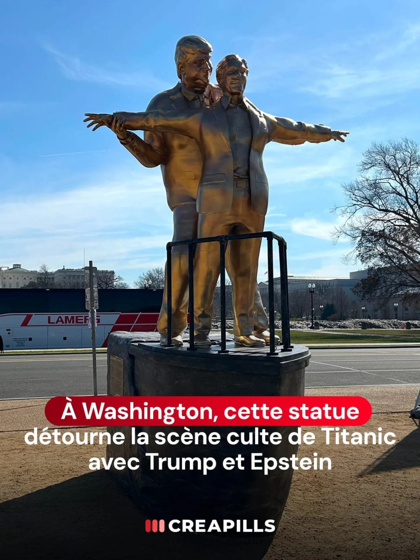 À Washington, cette statue détourne la scène culte de Titanic avec Trump et Epstein

Installée près du Capitole, une sculpture baptisée “King of the World” détourne la scène culte de Titanic, avec Donald Trump et Jeffrey Epstein à la place de Jack et Rose. Réalisée par le collectif anonyme “The Secret Handshake”, l’œuvre satirique transforme la pose iconique en commentaire politique cinglant.

PS : on a traduit la plaque pour que vous profitiez pleinement de l'œuvre