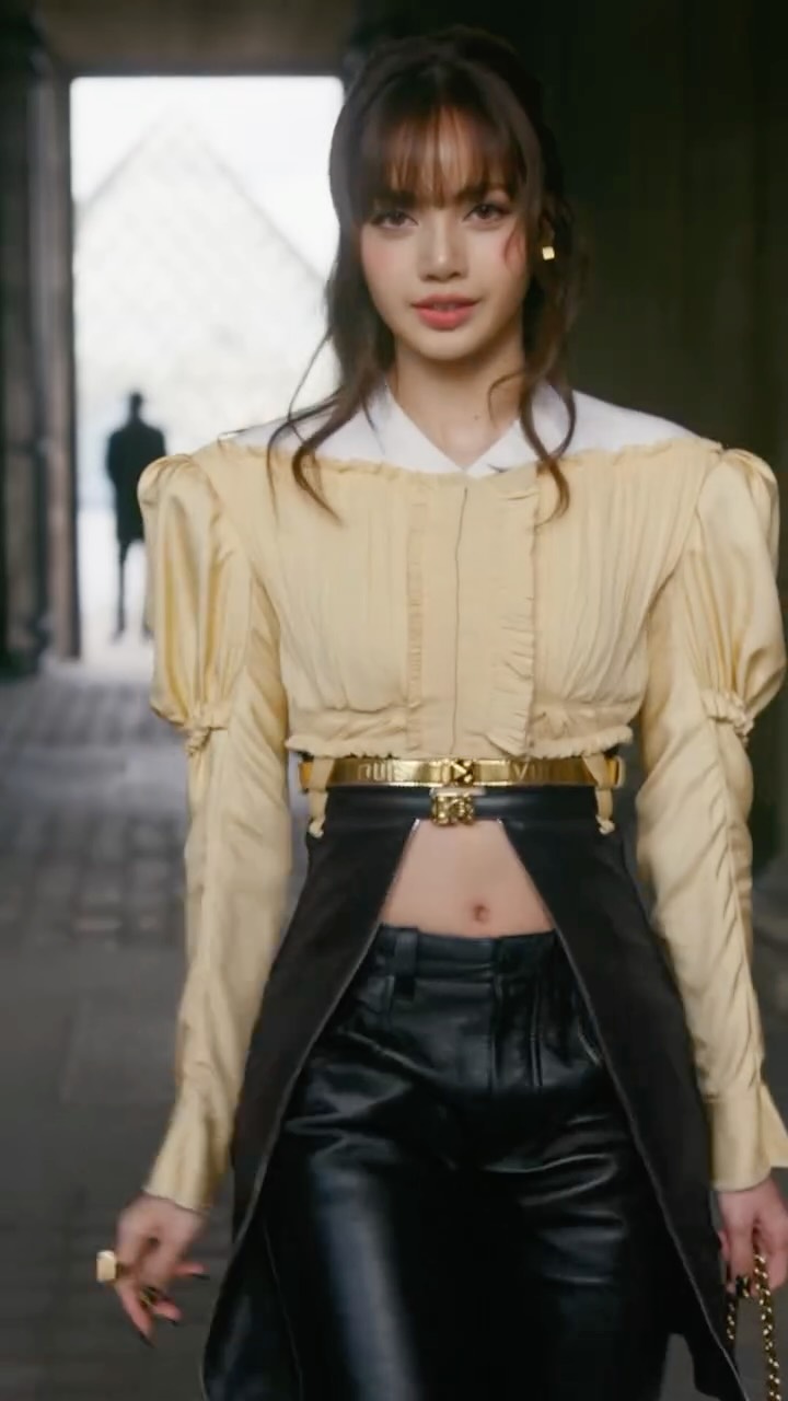 Fall-Winter 2026 Show. House Ambassador Lisa attended @NicolasGhesquiere’s latest collection unveiling in Paris. Watch the full show via link in bio.

#Lisa #LVFW26 #NicolasGhesquiere #LouisVuitton