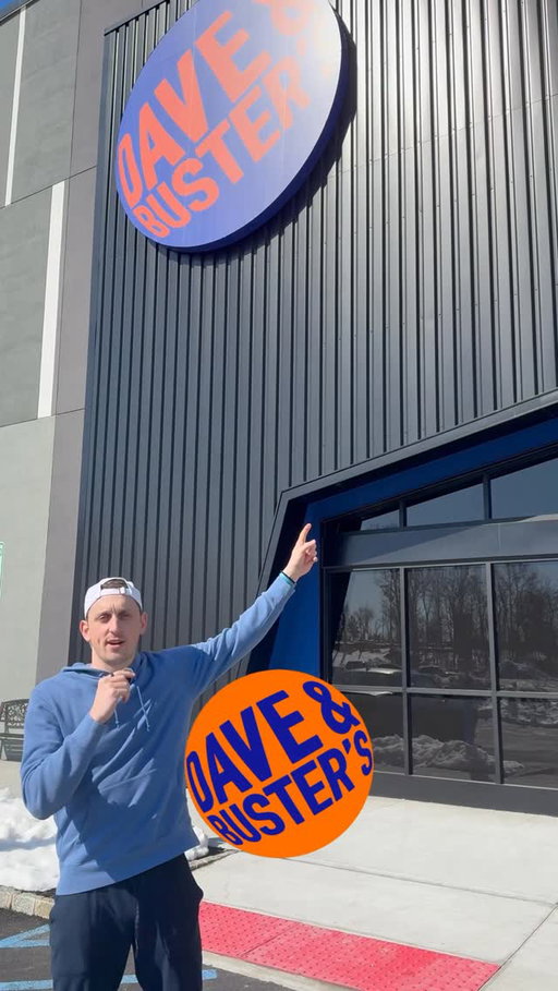 Nothing like a little friendly competition during the tournament 🏀 Brackets, 10 wings for $10 , and 40ft screens at @daveandbusters 

#DaveandBustersPartner #March #Tournament #ad