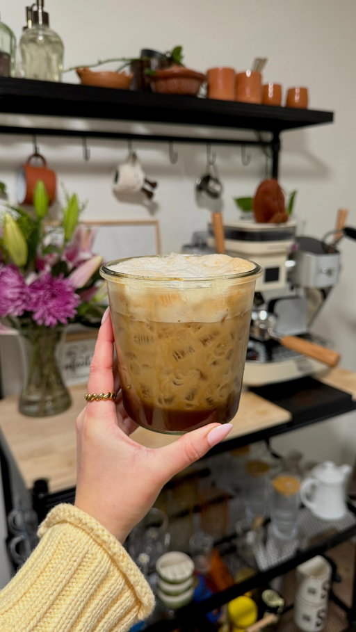 Brown Sugar Shake Espresso ☕️🤎 no machine required 

Often me dicen that when you try to remake it at home it doesn’t quite taste like Starbucks… well el secreto is definitely adding vanilla + cinnamon! 

For this latte you’ll need:
• 2 tsp instant espresso 
• 1 tbsp brow sugar 
• 1/2 tbsp vanilla syrup 
• dash of cinnamon 
• pinch of salt (optional)
• 2 oz water 
• 6-8oz milk of choice 

#brownsugarshakenespresso #shakenespresso #coffeeathome #coffeerecipes #instantcoffee