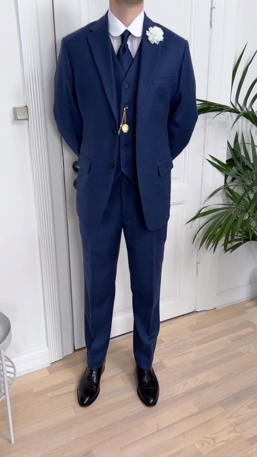 How to dress like Tommy Shelby from Peaky Blinders. While we wait for the new Peaky Blinders movie, I wanted to put together a look inspired by the series. Can’t wait to see the film!

#menswear #mensstyle #mensfashion #peakyblinders #tommyshelby