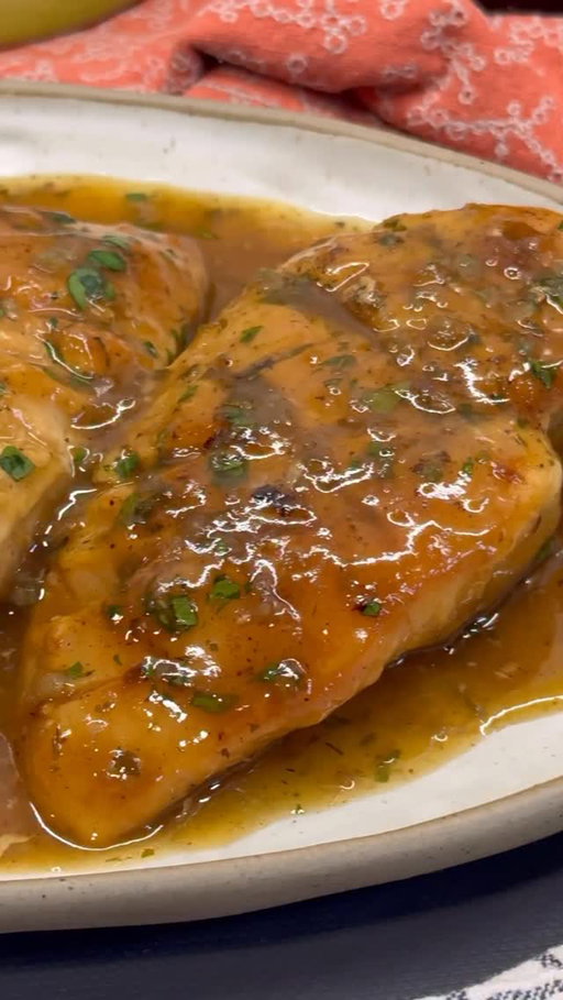 Pechugas en salsa muy jugosas!😋
Si buscas un plato sencillo, barato y que siempre triunfa, guarda esta receta. Estas pechugas de pollo en salsa no son las típicas: las cocinamos enteras para que queden súper jugosas y las acompañamos con una salsa espesita de limón, ajo y miel que es puro vicio. Encima, se hace en un momento y es de esos platos que todo el mundo repite… ya me lo dirás.
•
INGREDIENTES:
3 pechugas de pollo
3 dientes ajo
1 cs. mantequilla
Zumo 1 limón
30 grs. miel
1 cs. maicena
100 ml. agua
Perejil fresco
Sal y pimienta negra
•
Haz unos cortes transversales a una de las caras de la pechuga, salpimenta al gusto y lleva a una sartén a sellar, cuando estén doraditas por ambas caras, reserva. En esa misma sartén, añade una nuez de mantequilla, cuando se derrita, agrega los ajos picaditos y deja que se cocinen unos instantes (sin llegar a dorarse), entonces añade el zumo de un limón, un poquito de miel (al gusto) y el agua.
•
Mezcla bien la salsa antes de incorporar las pechugas selladas con el juguito que hayan soltado, un poco de maicena diluida con agua para espesar y perejil fresco. Cocina un par de minutos más (no demasiado para que no se sequen) y sirve recién hecho, con bien de salsita espesa por encima.
•