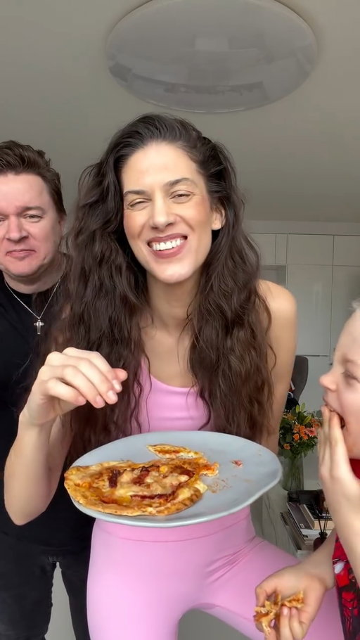 Pizza k obědu nebo večeři, hotová za pár minut a jen ze 3 hlavních surovin? 🍕 Ano, prosím! 🤤 Tenhle recept je totální „game changer“ pro dny, kdy nestíháte, ale nechcete se odbýt. Základem je náš oblíbený Madeland od @madeta.cz – ta jeho nasládlá chuť a oka jsou prostě top! ✨

Ingredience:

1 balení cottage sýru

1 vajíčko

2 lžíce mouky

Sůl, bylinky

Navrch: rajčatové pyré, Madeland a slanina (nebo co máte rádi!)

Pečeme na 200 °C cca 20 minut. Vyzkoušíte? 🧀👇 #madeland #madeta #spoluprace