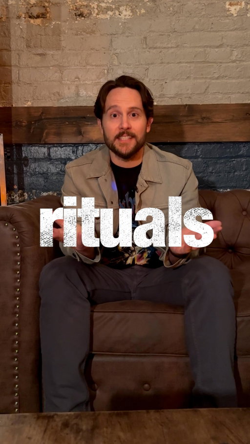 @zoltancomedy’s pre-show ritual? Feed the screen addiction📱📺