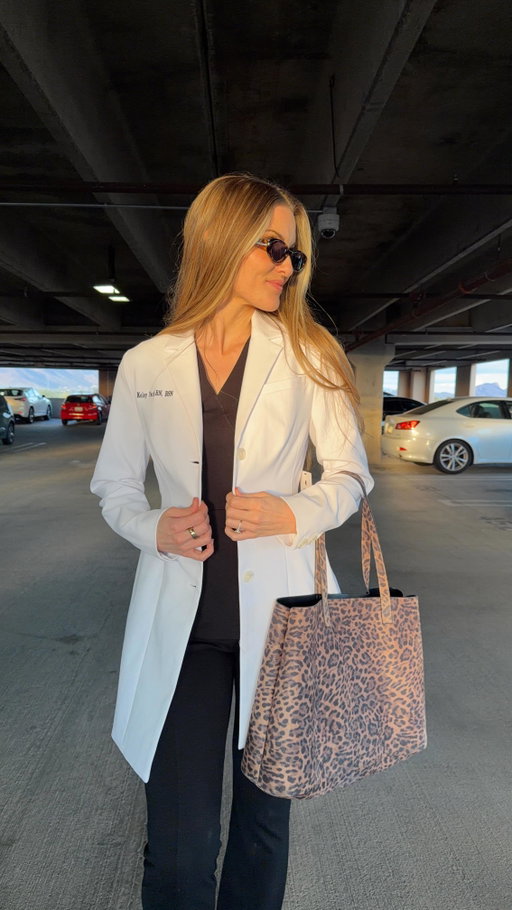 Finally a cute white lab coat that doesn’t make me look like a rectangle @jaanuu 🤍👩🏼‍⚕️🥹 #jaanuu #jaanuuscrubs #whitecoat