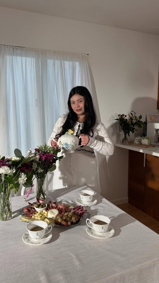 Speed clean before your guests arrive with @Swiffer Power Mop (#ad/#SwifferPartner). 

Why does 30 minutes feel like 5 when you’re hosting? I just received the upgraded Power Mop and I love the new mop pads! This is how I spend less time cleaning so I can spend more time on hosting 💕

#SweatFreeClean #MopSmarter #DinnerParty