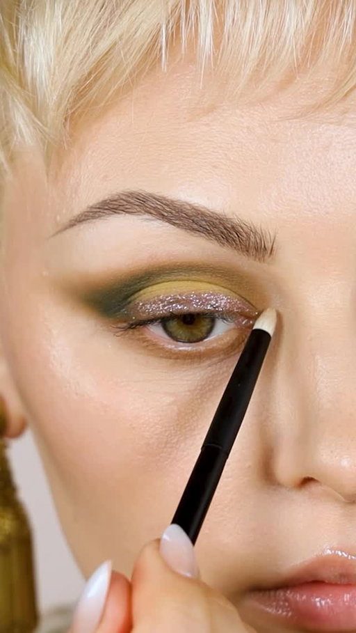 Just playin 💚 

@lisaeldridgemakeup Liquid Silk in Mimi 
@odenseyecosmetics Single Shadows
@vieve Icon Mascara 
@rephr & @sigmabeauty Brushes