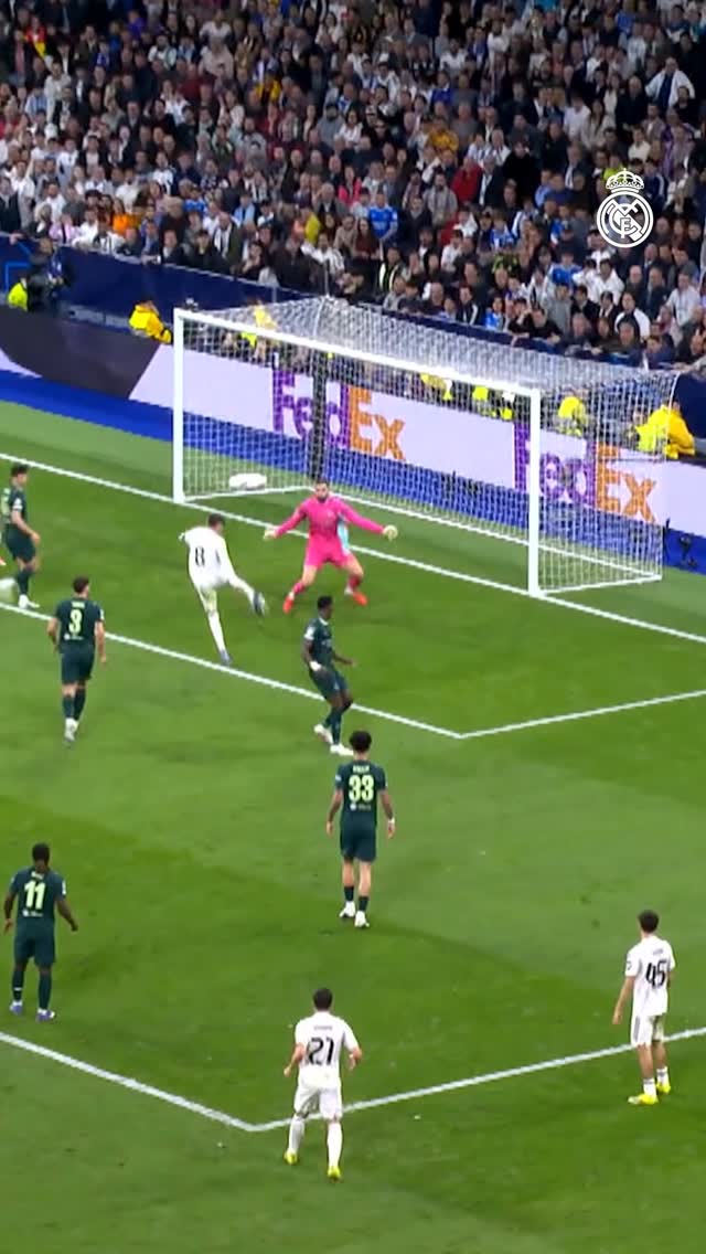 HAT-TRICK. Ft. @FedeValverde 😮‍💨
🅰️ @brahim 
#UCL