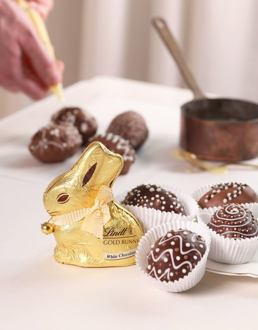This Easter, make your table extra special with homemade chocolate bakes - because love is in the little details. ✨⁣
⁣
#LindtChocolate #EXCELLENCE #EasterBaking #GoldBunny #FamilyJoy #SweetTraditions #EasterMagic