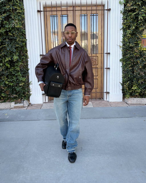 Elevating the everyday hustle.
Built for movement, styled for impact.
Leather Weekend Bag @the.disillusioned 🖤

Shirt & Tie 👔
@otaa
Leather Jacket & Jeans 👖
@zara
Sunglasses 🕶️ 
@arpobrazil 
#mensbag #lifestyle #menswear #essentials #menswear