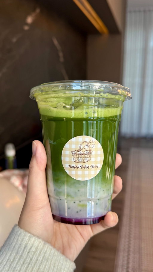 We took “tea party” to a new level with this cafe-themed baby shower...
 
One of our long-term content creators is getting ready for a new arrival, and we couldn’t resist this opportunity to help her set up a matcha bar for her guests! It was easier than you’d think with all the new hosting essentials on our site (it’s also a great place to find the ✨sweetest✨ tea-themed host gifts).
 
SO, matcha bar brunch, yay or nay? Let us know in the comments 👇
•
Nous avons réinventé l’heure du thé entre amies avec ce shower de bébé...
 
L’une de nos créatrices de longue date se prépare à l’arrivée d’une petite personne, et on n’a pas pu résister à l’envie de l’aider à organiser un bar à matchas pour ses invitées! C’était plus facile qu’on pourrait le croire avec tous les nouveaux essentiels pour recevoir sur notre site (c’est aussi un excellent endroit pour trouver les plus ✨adorables✨ cadeaux d’hôtesse sur le thème du thé).
 
Alors, un brunch avec bar à matcha, c’est oui ou non? Dites-le-nous dans les commentaires 👇