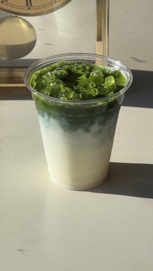 earl grey infused matcha latte 🍂🪻🍵

easy way to switch up your matcha lattes by infusing other tea flavours! 👀 steep some tea & use that to whisk up the matcha! 

recipe:
〰️1 earl grey tea bag + 50ml hot water 
〰️2tsp matcha 
〰️ice
〰️1/2cup milk
〰️1tsp sweetener of choice

#matcha #homecafe #matchalatte #earlgreymatcha