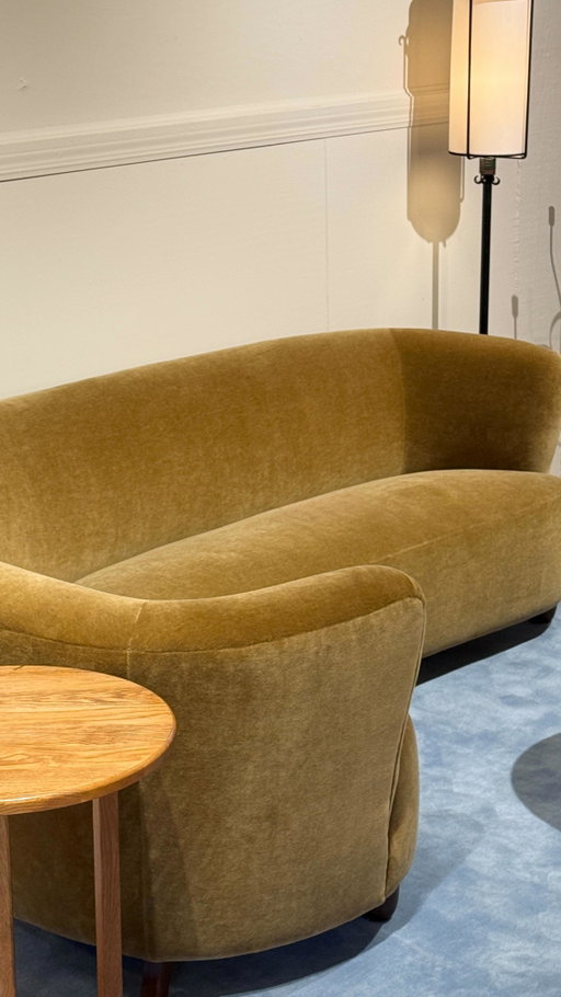 That’s gonna be a hard no 🤭 Let’s go to @pasadenaantiquecenter instead. Come see all the new vintage inventory in our space—I’ll be there this weekend!

Btw how good does the space look with our @formastrata rugs?!