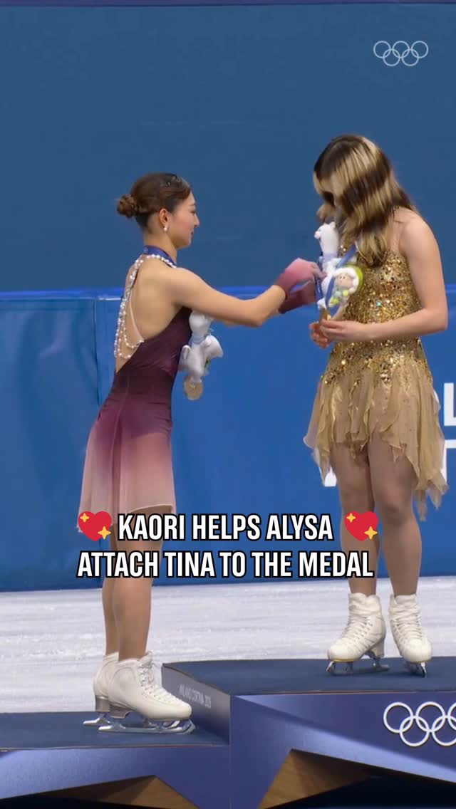 We love this podium moment! 😍 When Sakamoto Kaori showed Alysa Liu how to attach Tina to the strap of the medal.

#Olympics #WinterOlympics