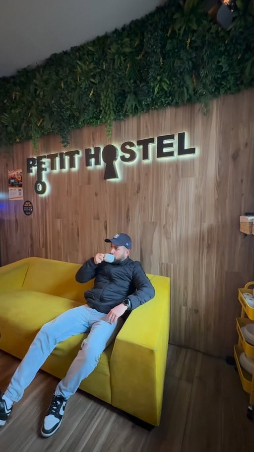 Si estás buscando dónde alojarte barato en Madrid, este lugar puede ser una muy buena opción. @petithostel 

Aquí encuentras habitaciones privadas o compartidas, baños amplios y muy limpios, wifi, lockers para guardar tus cosas y zonas comunes donde puedes relajarte, conocer gente o incluso teletrabajar.

Además, tienen desayuno con varias opciones, perfecto para empezar el día antes de salir a recorrer la ciudad.

Tienen dos ubicaciones en pleno centro de Madrid:

📍 Petit Hostel Palacio Real
📍 Petit Hostel La Latina 

Dos zonas increíbles para recorrer Madrid caminando. 🇪🇸

Guarda este lugar para tu próximo viaje. ✈️
