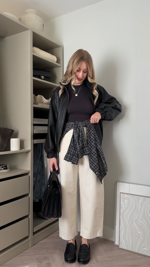 The mistake people make with the Uniqlo Barrel Leg Trousers👇🏼

If you switch between flats and heels, buy two leg lengths, it’s honestly a game changer! 

In this video I break down exactly where the shorter pair should sit on your leg for the most flattering silhouette when wearing flats.

It’s a small styling trick but it makes these trousers much more versatile.

✨ Comment UNIQLO below ⬇️ and I’ll send you the link to the trousers and what I’m wearing (make sure you’re following me or check message requests to receive ✉️)

Save this for when you’re shopping at @uniqloeurope 🤍

Styling hack | stylist tips | women’s trouser styles 2026 
https://liketk.it/5ZfWZ