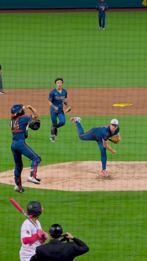 Just a normal pitch… nothing to see here🤪

#indianapolisclowns #bananaball #trickpitch #baseballlife #indianapolisindiana