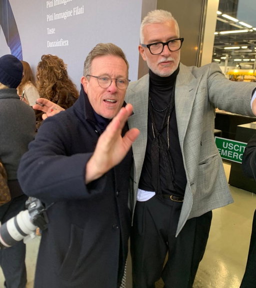 -Ho incontrato Scott a febbraio per bere un caffè. Abbiamo parlato dei figli, della famiglia, dei genitori e della vita. Scott oltre ad essere una grande professionista, è una persona speciale. Ci siamo ripromessi di prendere un caffè ogni volta che abbiamo voglia di parlare….. -I met Scott (@thesartorialist) in February for a coffee. We talked about kids, family, parents and life. Scott, besides, being a great professional, is a special person. We promised each other we’ d have a coffee whenever we wanted to talk…..