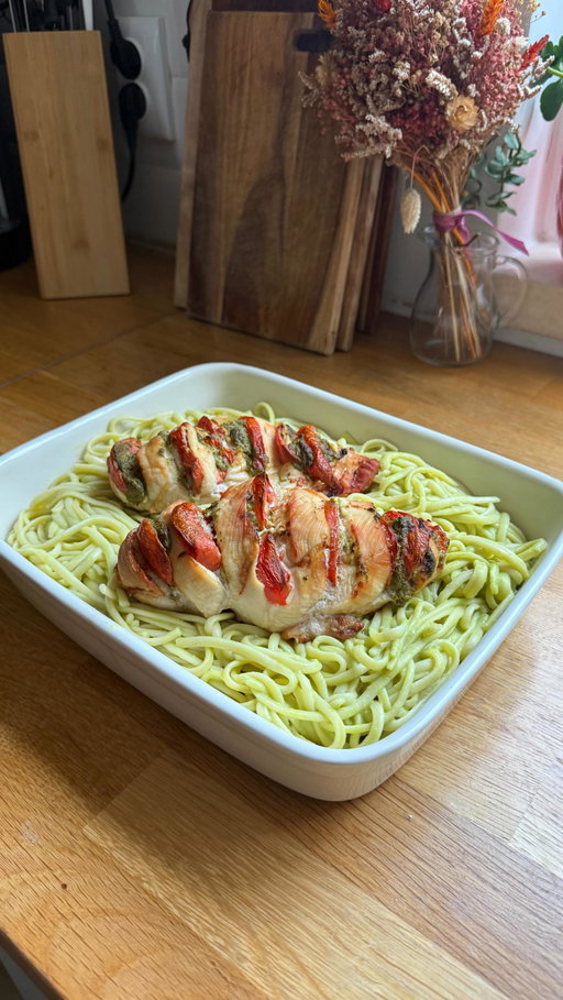Pub Frango grelhado com linguíni cremoso - diz-me se vais experimentar 😍 Aproveita e faz o download da minha App @organizate.app com mais de 350 receitas como esta 🤭✨ Usa o cupão “FRANGO” e subscreve 14 dias grátis! 

Ingredientes
2 peitos de frango 
Sal qb
Queijo creme light
2 tomates pequenos
Pesto
Esparguete ou linguini
2 abacates
Sumo de 1 lima
1 colher de sopa de azeite

Processo
Faz cortes profundos nos dois peitos de frango e tempera com sal.
No meio de cada corte coloca um pouco de queijo creme light, meia fatia de tomate e uma colher de chá de pesto.
Leva os peitos de frango à airfryer durante cerca de 20 minutos a 170 °C.
Entretanto, coze o esparguete ou linguini em água com uma colher de chá de sal.
Prepara o molho triturando os abacates com o sumo de lima, uma colher de chá de sal, o azeite e uma colher de sopa de pesto até obteres um creme homogéneo (podes juntar água para adaptar a cremosidade). 
Envolve o molho na massa cozida e serve com os peitos de frango por cima.