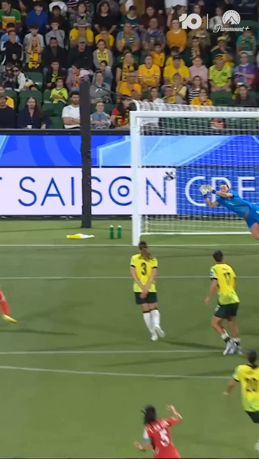 83’ min. 2-1 up. A spot in the semi-final on the line. Macca coming in CLUTCH! 🧤🧱

🎥: @10footballau 

#Matildas #HowWeWaltz #TilitsDone #WAC2026