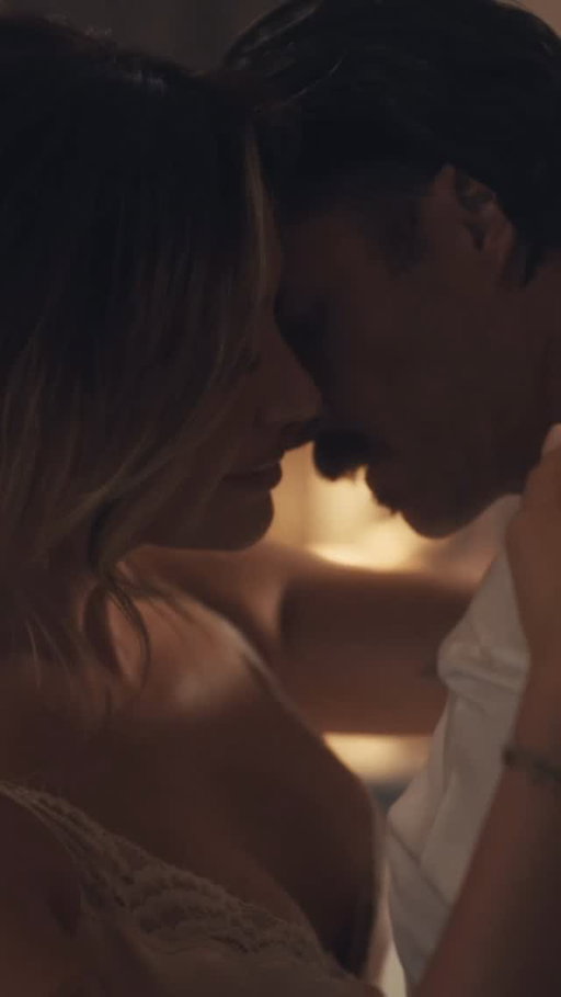Some relationships you know you shouldn’t stay in…but walking away is the hardest part. ‘If I Don’t Leave I’m Gonna Stay’ with Riley Green is yours. Stream and watch the official video now.